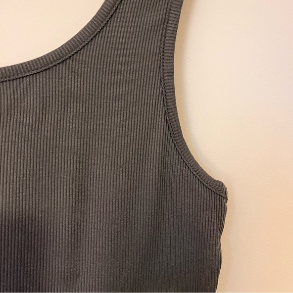 Cropped Tank - Picture 2 of 5